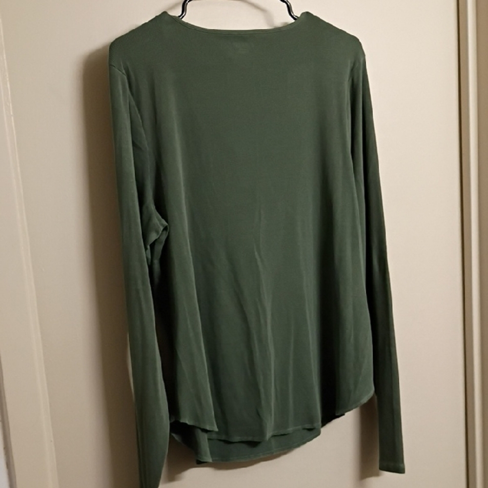 NWOT Old Navy Women's Olive Green Long Sleeve Notch V-Neck Top - Picture 3 of 3